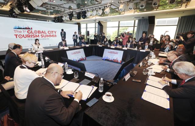 28일 부산 해운대구 파라다이스호텔에서 열린 ‘제1회 글로벌 도시관광 서밋’에서 안드레아스 스피허 마스터카드 아태지역 공공부문 부사장이 ‘AI 시대, 도시관광의 미래와 과제’를 주제로 발표를 하고 있다. 정대현 기자 jhyun@