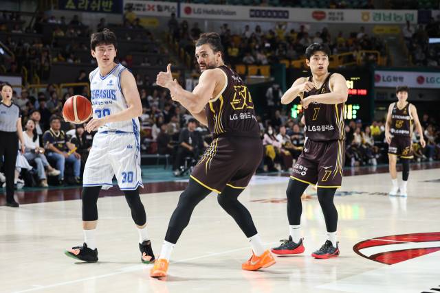 창원 LG 세이커스 마레이가 득점 후 세리머니를 하고 있다./KBL/