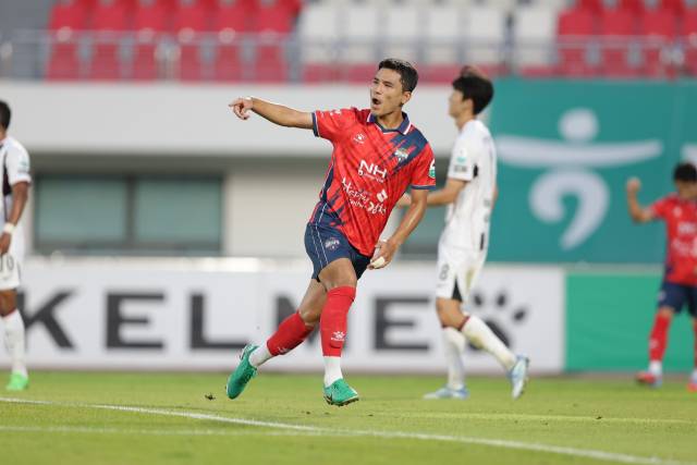 지난 8월 17일 김천종합운동장에서 김천상무프로축구단 원기종이 FC서울을 상대로 골을 넣고 세레머니를 하고 있다./한국프로축구연맹/