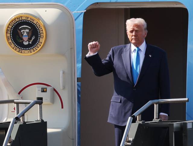 트럼프 대통령이 김해국제공항에서 내리고 있다. APEC 2025 KOREA & 연합뉴스 제공.