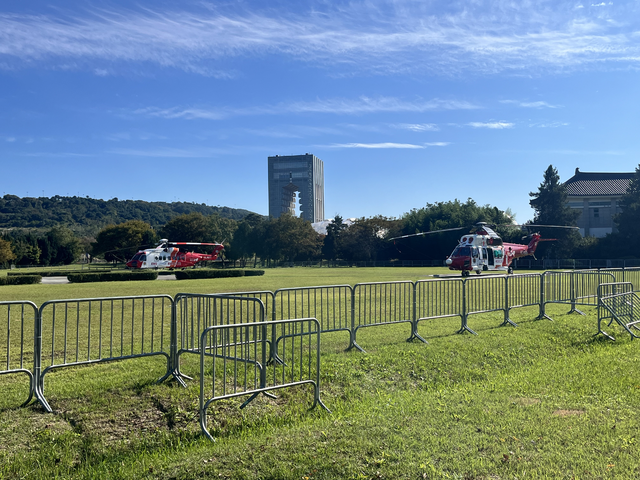 도널드 트럼프 미국 대통령은 전용 헬기 '마린원'을 타고 경주 보문단지 내 이 보조 헬기장에 내리자말자 대기하고 있던 전용 리무진 '더 비스트'에 올라 CEO 서밋이 열리고 있는 경주 예술의 전당으로 이동했다. 김정원 기자
