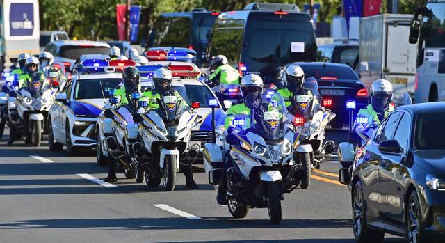 경주 APEC 철통 방어 우리에게 맡기세요. 29일 도널드 트럼프 대통령 등 세계 각국 정상들이 경주APEC으로 향함에 따라 경호도 한층 강화됐다. 김진홍 기자