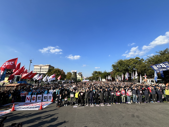 구 경주역에서 열린 트럼프 방한 반대 민주노총 결의대회에 모인 3천여 명의 참가자. 김정원 기자