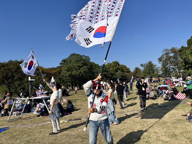 집회에 참여한 시민들은 태극기를 휘날리며 호응하고 있다. 김정원 기자