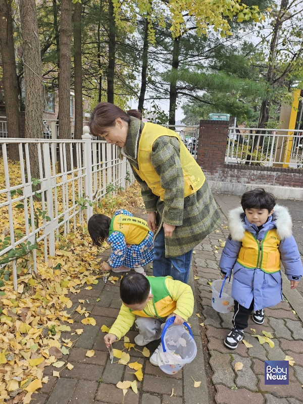 가정어린이집은 지역사회와의 밀접한 연결을 통해 '마을이 아이를 키운다'는 돌봄 철학을 실현한다. 지역사회연계활동에서 영아들이 일상속에서 사회성을 기르고, 나눔의 가치를 배울수 있도록 다양한 경험을 제공하고 있다. ⓒ한국가정어린이집연합회