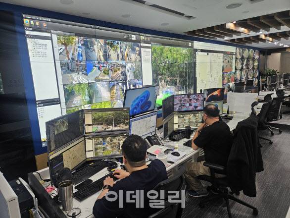 서울 구로구 스마트도시 구로통합운영센터에서 관제사들이 지능형 CCTV 영상을 살펴보고 있다. (사진=이영민 기자)