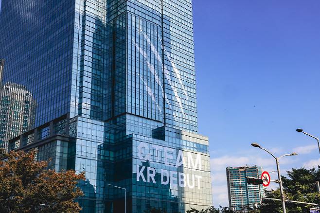 앤팀 한국 데뷔 기념 하이브 사옥 래핑(사진=하이브)