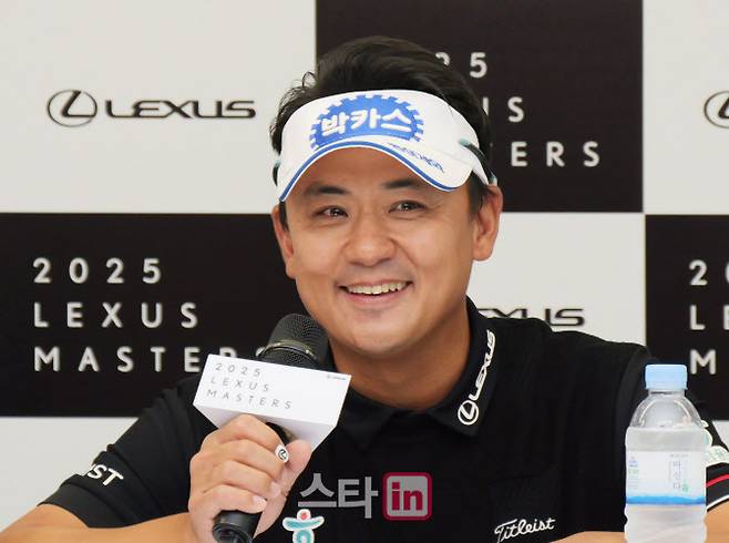 박상현이 29일 경기 여주시 페럼 클럽에서 열린 KPGA 투어 렉서스 마스터즈 공식 기자회견에서 환하게 웃으며 질문에 답하고 있다. (사진=렉서스 마스터즈)