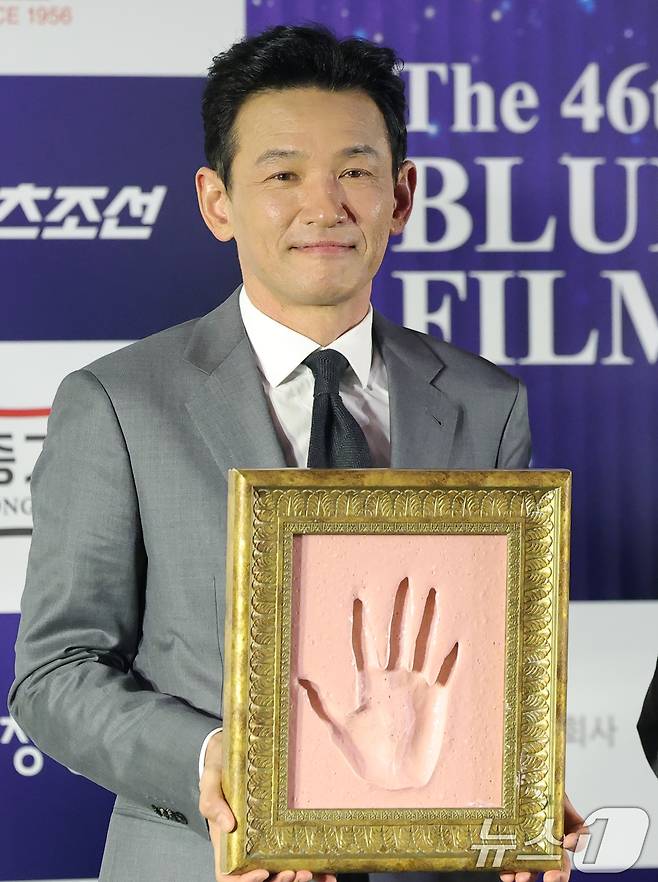 배우 황정민이 29일 오전 서울 영등포구 CGV여의도에서 열린 제45회 청룡영화상 수상자 핸드프린팅 행사에서 포즈를 취하고 있다. 2025.10.29/뉴스1 ⓒ News1 권현진 기자