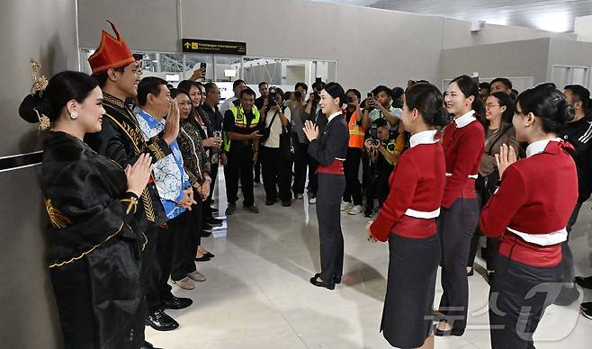 27일(현지시간) 인도네시아 북술라웨시주 마나도 삼 라툴랑이 국제공항에서 열린 이스타항공의 인천-마나도 노선 신규 취항식에서 니 마데 아유 마르티니(Ni Made Ayu Marthini) 인도네시아 관광부 차관(왼쪽 네 번째)을 비롯한 관계자들이 이스타항공 승무원들을 환영하고 있다.   2025.10.27/뉴스1 ⓒ News1 안은나 기자