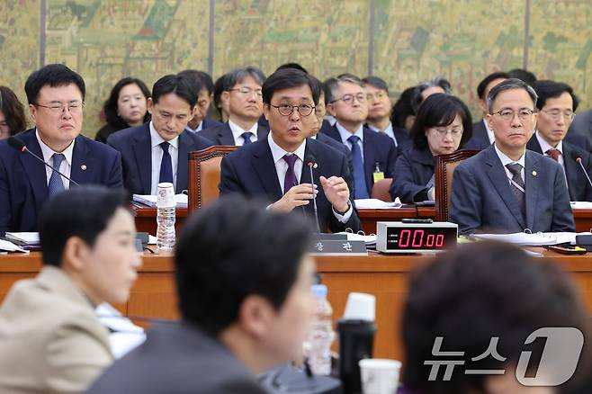 최휘영 문화체육관광부 장관이 29일 서울 여의도 국회 문화체육관광위원회에서 열린 문화체육관광부 등에 대한 종합감사에서 의원 질의에 답변하고 있다. 2025.10.29/뉴스1 ⓒ News1 신웅수 기자