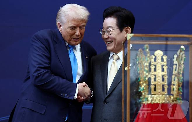 이재명 대통령이 29일 국빈 방문한 도널드 트럼프 미국 대통령에게 정부 최고 훈장인 '무궁화 대훈장'을 수여하고, 신라 '천마총 금관 모형'을 선물했다.. 2025.10.29 ⓒ 로이터=뉴스1 ⓒ News1 김경민 기자