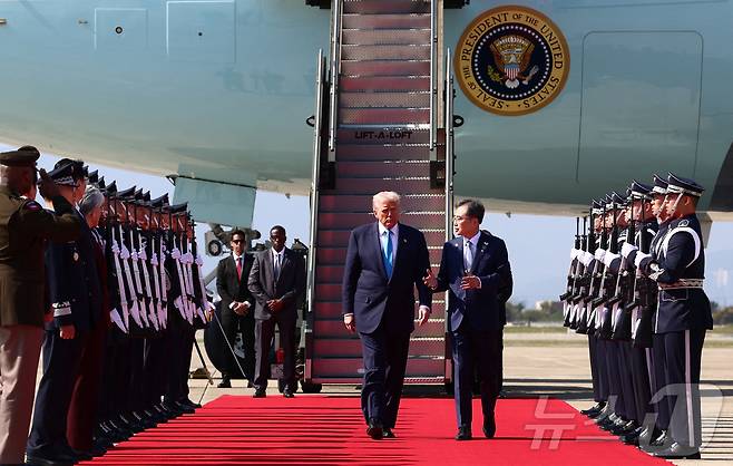 도널드 트럼프 미국 대통령이 29일 전용기 에어포스원에서 내린 뒤 영접하기 위해 공항으로 나온 조현 외교부 장관과 대화하고 있다. 트럼프 대통령은 일본 일정을 마치고 이날 김해공항에 도착했다. 2015.10.29 ⓒ 로이터=뉴스1 ⓒ News1 최종일 선임기자