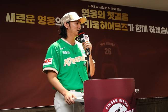 키움 안우진이 24일 서울 고척스카이돔에서 열린 2026 신인 환영행사에 멘토로 참여해 선수들에게 조언을 해주고 있다. 사진 | 키움 히어로즈