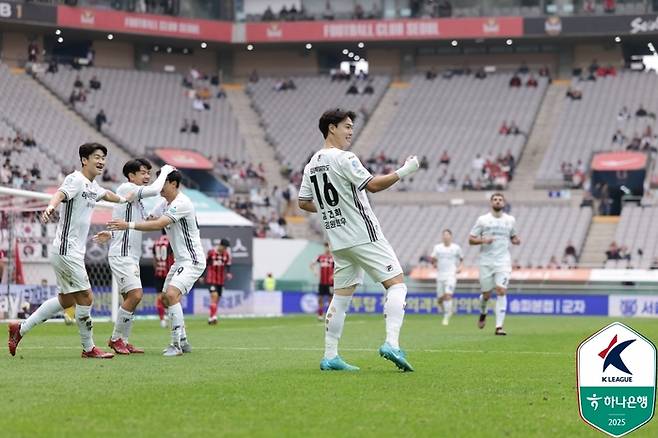 강원 김건희가 지난 26일 FC서울과의 원정 경기에서 득점한 후 기뻐하고 있다. 제공 | 한국프로축구연맹