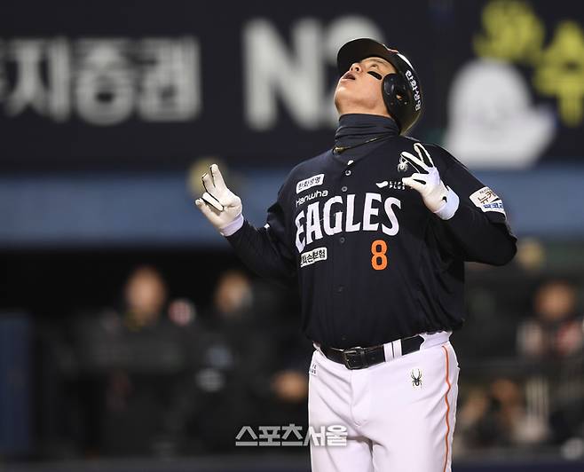 한화 노시환이 27일 서울 잠실구장에서 열린 2025 KBO 포스트시즌 한국시리즈 2차전 LG와 경기 1회초 1사 중월홈런을 날린 후 환호하고 있다. 잠실 | 최승섭기자 thunder@sportsseoul.com