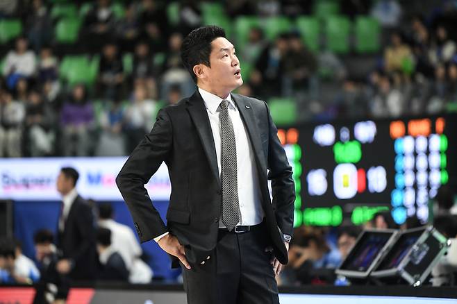전희철 감독이 답답한 표정을 짓고 있다. 사진 | KBL