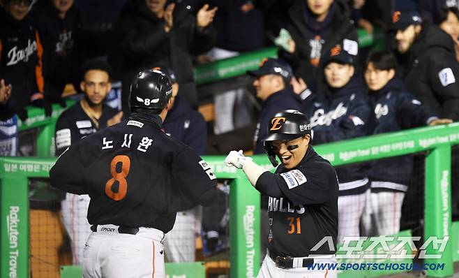 1회 문현빈의 투런포 직후 노시환의 솔로포까지 터지자 대기 타석에 있던 손아섭은 엄지를 치켜세웠다.
