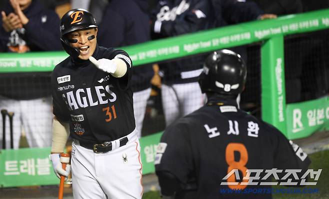 노시환의 솔로포까지 터지자 손아섭은 엄지를 치켜세웠다.