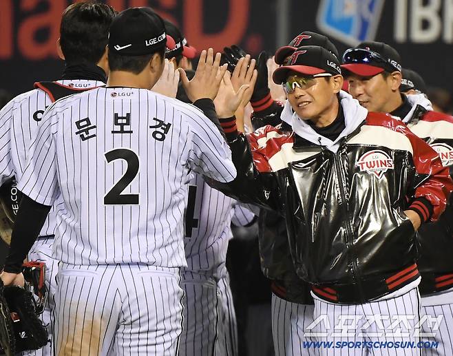 27일 서울 잠실구장에서 열린 한화와 LG의 한국시리즈 2차전. LG가 13대5로 승리한 가운데 염경엽 감독이 문보경과 하이파이브하고 있다. 잠실=정재근 기자 cjg@sportschosun.com/2025.10.27/