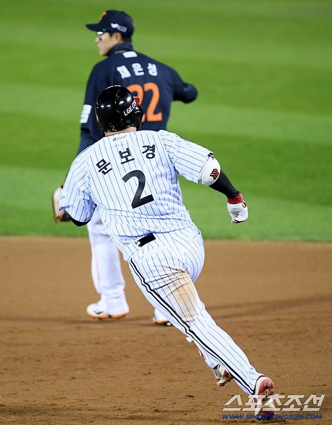 27일 잠실구장에서 열린 한국시리즈 2차전 LG 트윈스와 한화 이글스의 경기. 4회말 1사 만루 LG 문보경이 적시타를 날린 뒤 환호하고 있다. 잠실=박재만 기자 pjm@sportschosun.com/2025.10.27/