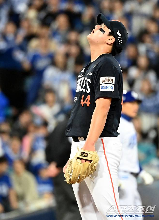 22일 대구 삼성라이온즈파크에서 열린 한화와 삼성의 플레이오프 4차전, 6회말 동점을 허용한 김서현이 강판되며 아쉬워하고 있다. 대구=허상욱 기자wook@sportschosun.com/2025.10.22/