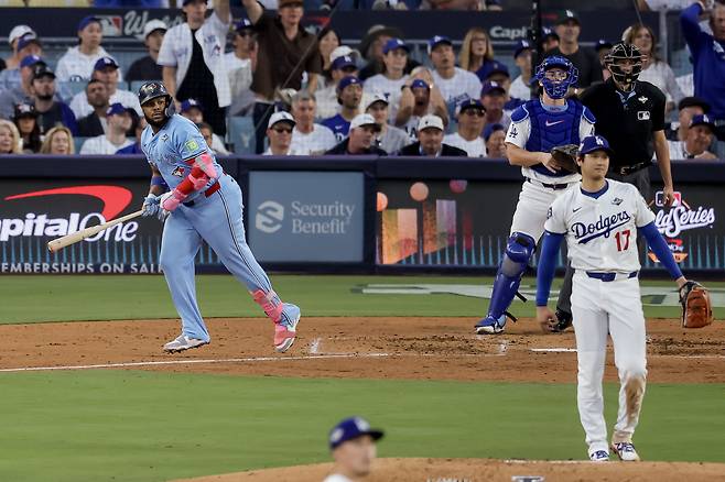 토론토 블루제이스 블라디미르 게레로 주니어가 29일(한국시각) 다저스타디움에서 열린 월드시리즈 4차전에서 0-1로 뒤진 3회초 1사 1루서 LA 다저스 선발투수 오타니 쇼헤이를 상대로 좌중간 투런홈런을 터뜨리고 있다. EPA연합뉴스