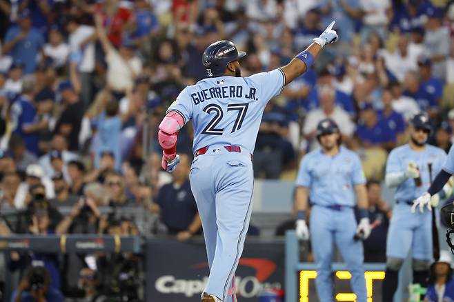 토론토 블루제이스 블라디미르 게레로 주니어가 29일(한국시각) 다저스타디움에서 열린 월드시리즈 4차전에서 0-1로 뒤진 3회초 1사 1루서 LA 다저스 선발투수 오타니 쇼헤이를 상대로 좌중간 투런홈런을 터뜨린 뒤 오른손을 치켜들고 베이스를 돌고 있다. EPA연합뉴스