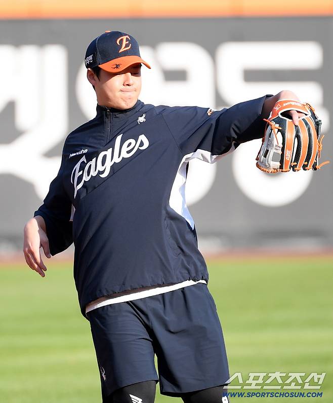 29일 대전 한화생명볼파크에서 열린 한국시리즈 3차전 한화 이글스와 LG 트윈스의 경기. 한화 노시환이 수비 훈련을 하고 있다. 대전=박재만 기자 pjm@sportschosun.com