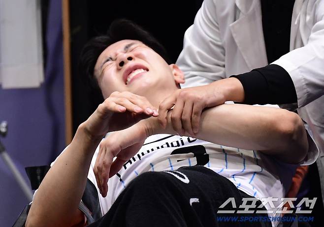 29일 수원체육관에서 열린 배구 V리그 남자부 한국전력과 현대캐피탈의 경기. 1세트 현대캐피탈 황승빈이 수비 도중 어깨 부상을 당했다. 고통스러워하고 있는 황승빈. 수원=송정헌 기자songs@sportschosun.com/2025.10.29/