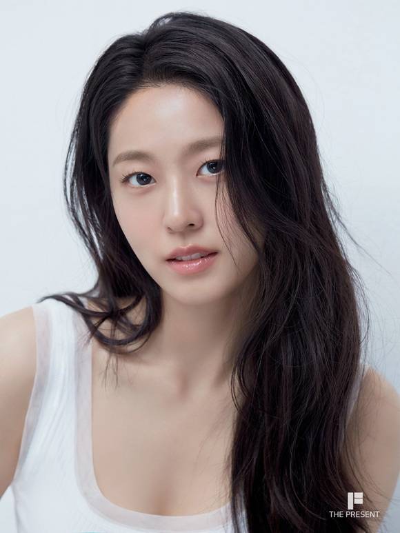 배우 김설현이 소속사 더프레젠트컴퍼니에서 새로운 도약에 나선다. /더프레젠트컴퍼니