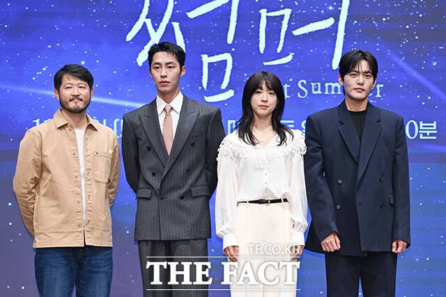 민연홍 감독과 배우 이재욱 최성은 김건우(왼쪽부터)가 29일 오후 서울 구로구 신도림 더세인트 그랜드 볼룸에서 열린 KBS2 새 토일 미니시리즈 '마지막 썸머' 제작발표회에 참석해 포즈를 취하고 있다. /서예원 기자