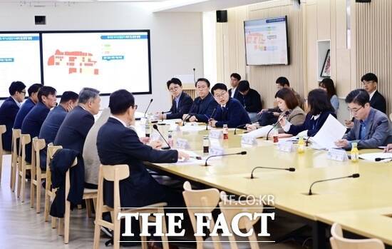 29일 경기도 북부청사에서 열린 ‘경기북부 미분양 산업단지 합동 대책회의’에서 김대순 경기도 행정2부지사를 비롯한 관계자들이 분양 활성화 방안에 대해 논의하고 있다. /경기도
