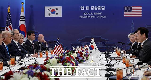 이재명 대통령(오른쪽)이 29일 경북 경주 국립경주박물관에서 열린 한미 정상회담에 참석해 모두발언을 하고 있다. /APEC 2025 KOREA & 연합뉴스