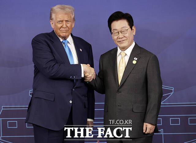 한미 정상회담에 앞서 악수하는 이재명 대통령과 도널드 트럼프 미국 대통령(왼쪽). /APEC 2025 KOREA & 연합뉴스