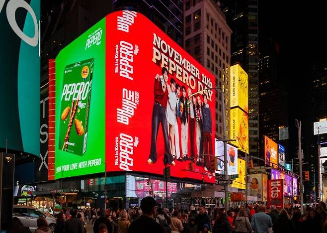 뉴욕 타임스스퀘어 ‘TSX 브로드웨이’ 빌딩에서 송출되고 있는 빼빼로데이 글로벌 마케팅 캠페인 영상.[사진=롯데웰푸드]