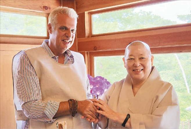 작년 5월 서울 은평구 진관사를 찾은 에릭 리퍼트(왼쪽). 사찰 음식 명장인 계호 스님과 만났다./진관사