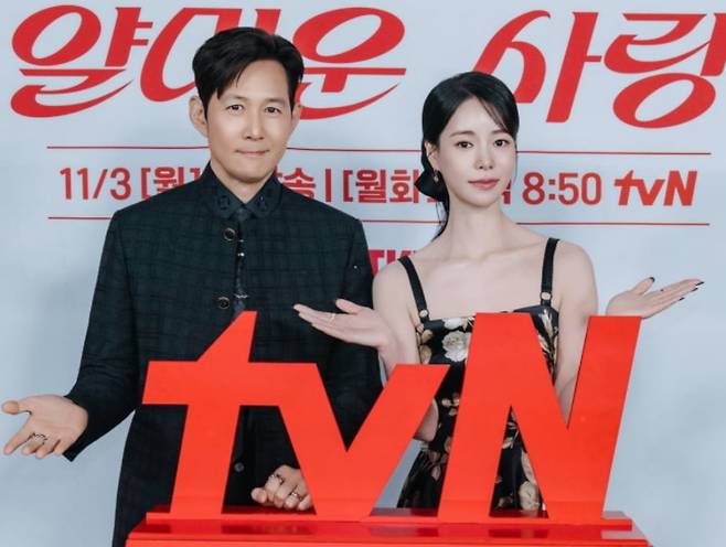 배우 이정재, 임지연. /tvN