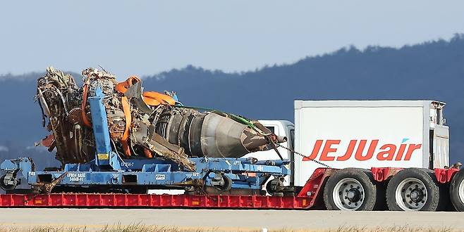 전남 무안국제공항 참사 현장에서 제주항공 7C2216편의 엔진이 실린 트럭이 이동하고 있다. /뉴스1