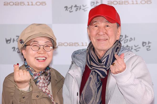 작곡가 김희갑과 작사가 양인자 부부가 28일 서울 용산구 CGV용산아이파크몰에서 열린 다큐멘터리 영화 '바람이 전하는 말' 언론시사회 및 기자간담회에서 포즈를 취하고 있다./연합뉴스