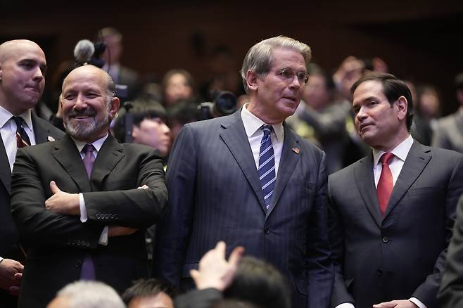 29일 경주에서 열린 아시아태평양경제협력체(APEC) CEO 서밋에서 도널드 트럼프 대통령의 연설을 기다리는 하워드 러트닉 미국 상무장관(왼쪽), 스콧 베선트 재무장관(가운데), 마코 루비오 국무장관. /AP 연합뉴스