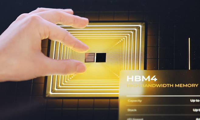22일 서울 강남구 코엑스에서 열린 제27회 반도체 대전(SEDEX 2025)을 찾은 관람객이 공개된 SK하이닉스 HBM4 실물을 살펴보고 있다. 2025.10.22/뉴스1 ⓒ News1 박지혜 기자