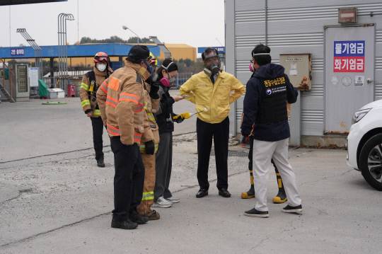음성군은 대소면 소재 공장에서 발생한 화학물질 누출 사고와 관련해 군민의 안전을 최우선으로 컨트롤 타워 역할을 맡은 원주지방환경청과 함께 피해 최소화에 모든 행정력을 동원하고 있다. 조병옥 군수가 대소면 소재 공장을 방문, 공장 관계자로 부터 화학물질 누출 사고 현황을 보고 받고 있다, 사진=음성군 제공