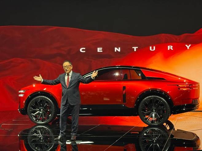 토요타 아키오 토요타그룹 회장이 29일(현지시간) 도쿄 빅사이트에서 열린 '재팬 모빌리티쇼 2025' 프레스데이에서 센추리의 브랜드 승격을 공식화하는 내용의 스피치를 하고 있다. ⓒ데일리안 편은지 기자