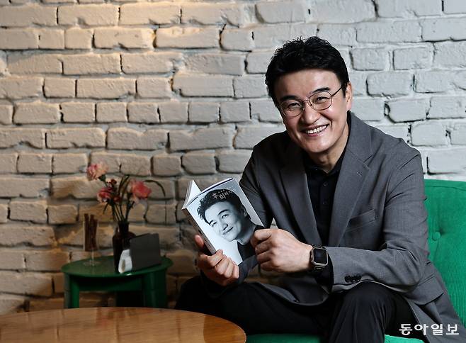 배우 박중훈의 에세이엔 영화의 숨겨진 얘기들이 가득하다. ‘인정사정 볼 것 없다’ 촬영을 앞두고 인천의 한 경찰서 골방에서 쪽잠을 자며 형사 생활을 익혔다. 밤낮을 가리지 않고 형사기동대 승합차에 올라 현장을 따라다녔다. 처음엔 그를 “배우 양반”이라 부르던 경찰들도 이내 “박 형사”라며 친근함을 표했다. 양회성 기자