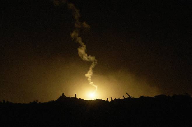 28일(현지 시간) 이스라엘군이 발사한 조명탄이 가자지구 북부 상공에서 빛나고 있다. 전날 하마스가 이스라엘에 인계한 시신 1구의 유전자 정보가 인질 사망자와 일치하지 않자, 베냐민 네타냐후 총리는 이스라엘군에 가자지구 공격 명령을 내렸다. 2025.10.29 가자지구=AP 뉴시스