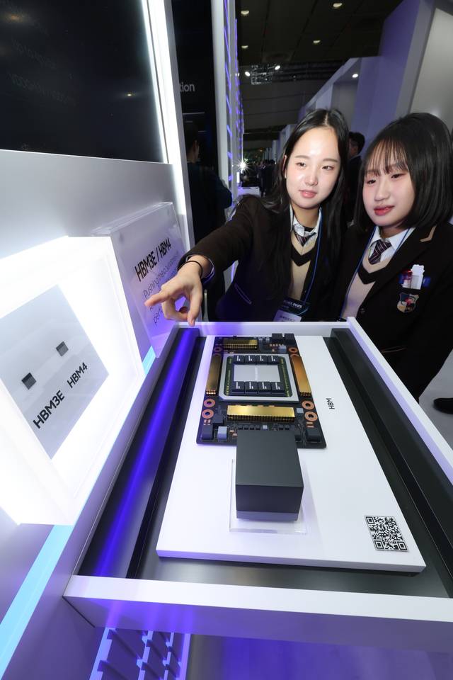 서울 삼성동 코엑스에서 지난달 22일 열린 ‘반도체대전(SEDEX) 2025’에 마련된 삼성전자(왼쪽 사진), SK하이닉스 부스에서 관람객들이 6세대 고대역폭 메모리인 HBM4 실물을 살펴보고 있다. 연합뉴스