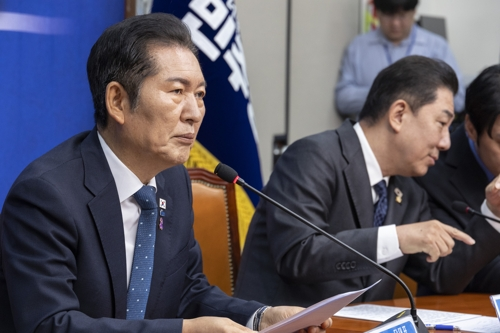 정청래 더불어민주당 대표가 22일 국회에서 열린 최고위원회의에서 민주당이 발표한 사법개혁안의 반응에 대해 발언하고 있다.  [연합뉴스]