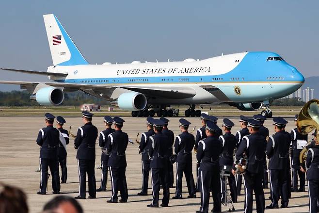 APEC 트럼프 미국 대통령 에어포스원 한국 도착 (부산=연합뉴스) 이동해 기자 = 경주 APEC을 계기로 국빈 방한하는 도널드 트럼프 미국 대통령의 에어포스원이 29일 부산 김해국제공항에 도착하고 있다. 2025.10.29 eastsee@yna.co.kr (끝)