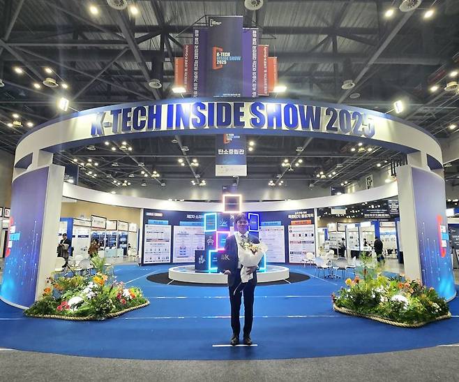 한기수 필옵틱스 대표가 기념 촬영을 하고 있다. 필옵틱스 제공